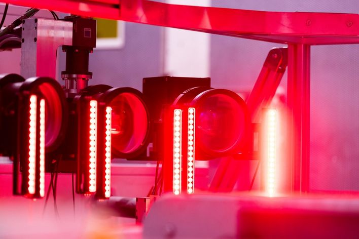 Einer von Webastos Lasertricks: Scanner werfen ultrakurze Laserpulse auf eine dünne Schicht und tragen sie ab.