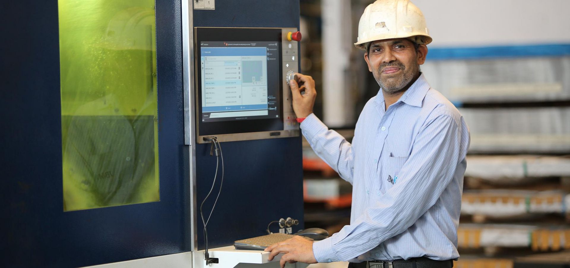 Banshi Dhar, Maschinenbediener bei JBM, steuert die TruLaser Maschinen.