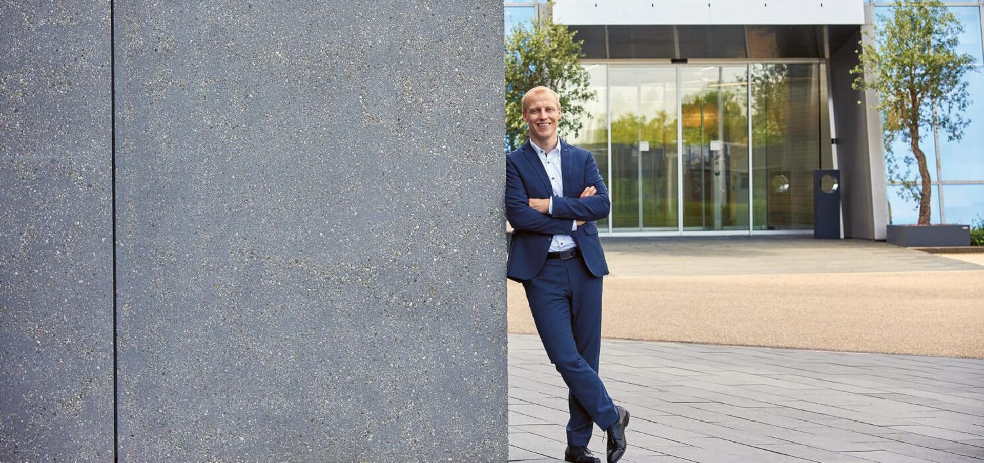 Smart Factory Chef steht vor dem Gebäude