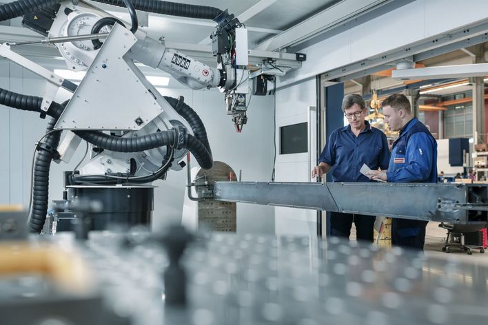 Zwei Männer an Laserschweißmaschine.