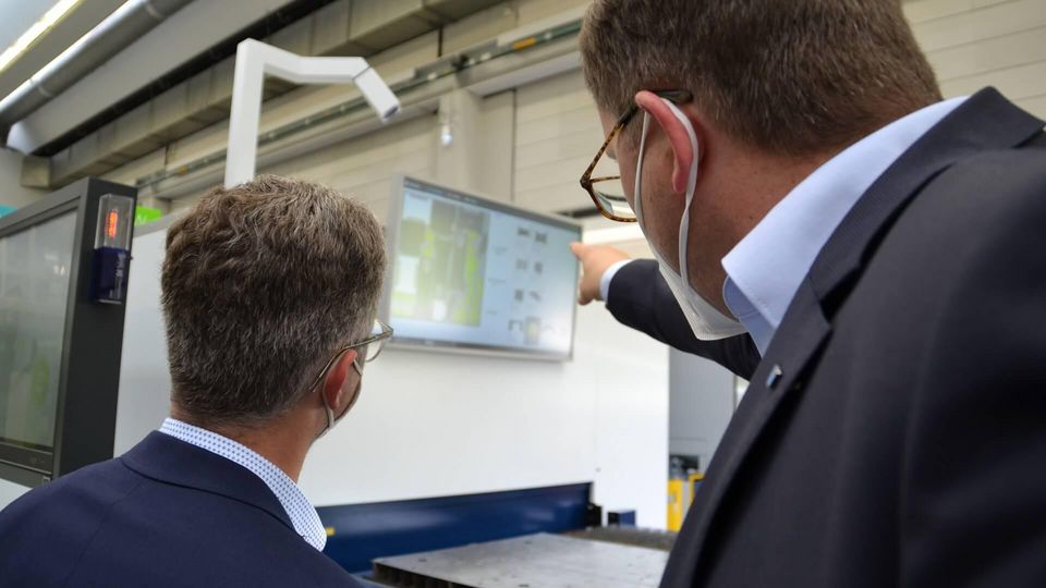 INTECH2022_Alex_Kunz_erklaert_Vorteile_von_TruLaser1030