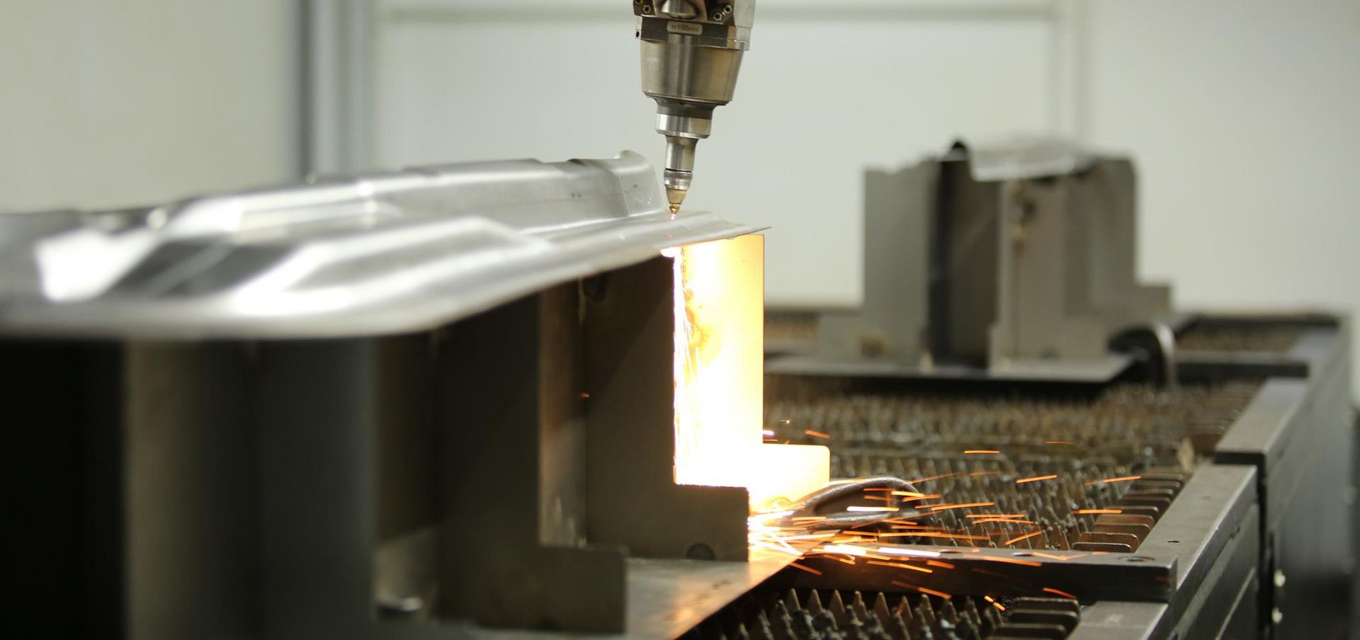 Der Laser kann als einziges Werkzeug Bauteile aus hochfestem Stahl beschneiden, wenn sie erst einmal abgekühlt sind.