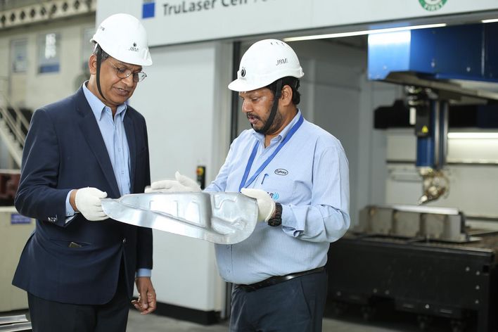 B. B. Gupta (links), Präsident Strategy & Business Planning von JBM Auto Components, und General Manager Ajit Choudhary inspizieren Bauteile, die mit der TruLaser Cell 7040 beschnitten wurden. 