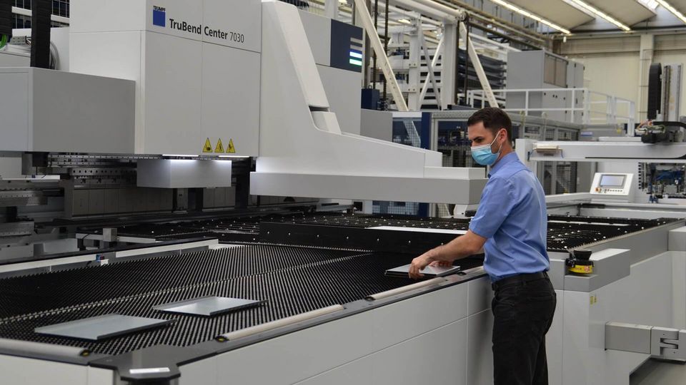 INTECH2022_TruBendCenter_arbeitet_waehrend_der_messe