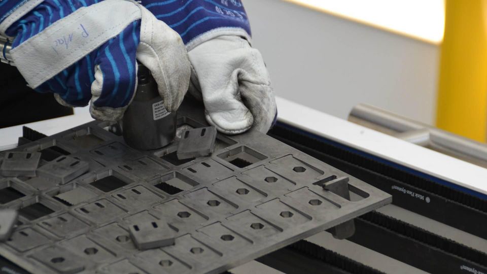 INTECH2022_Nanojoints_werden_aus_Blech_gedrueckt