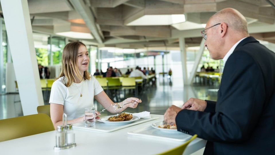 Austausch_beim_Mittagessen