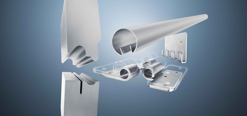 3D-Darstellung von Metallbiegematrizen und Werkzeugen für die Blechbearbeitung vor einem blau-grünen Hintergrund