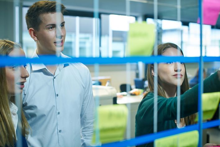 TRUMPF DHBW-Studierender mit Kollegen