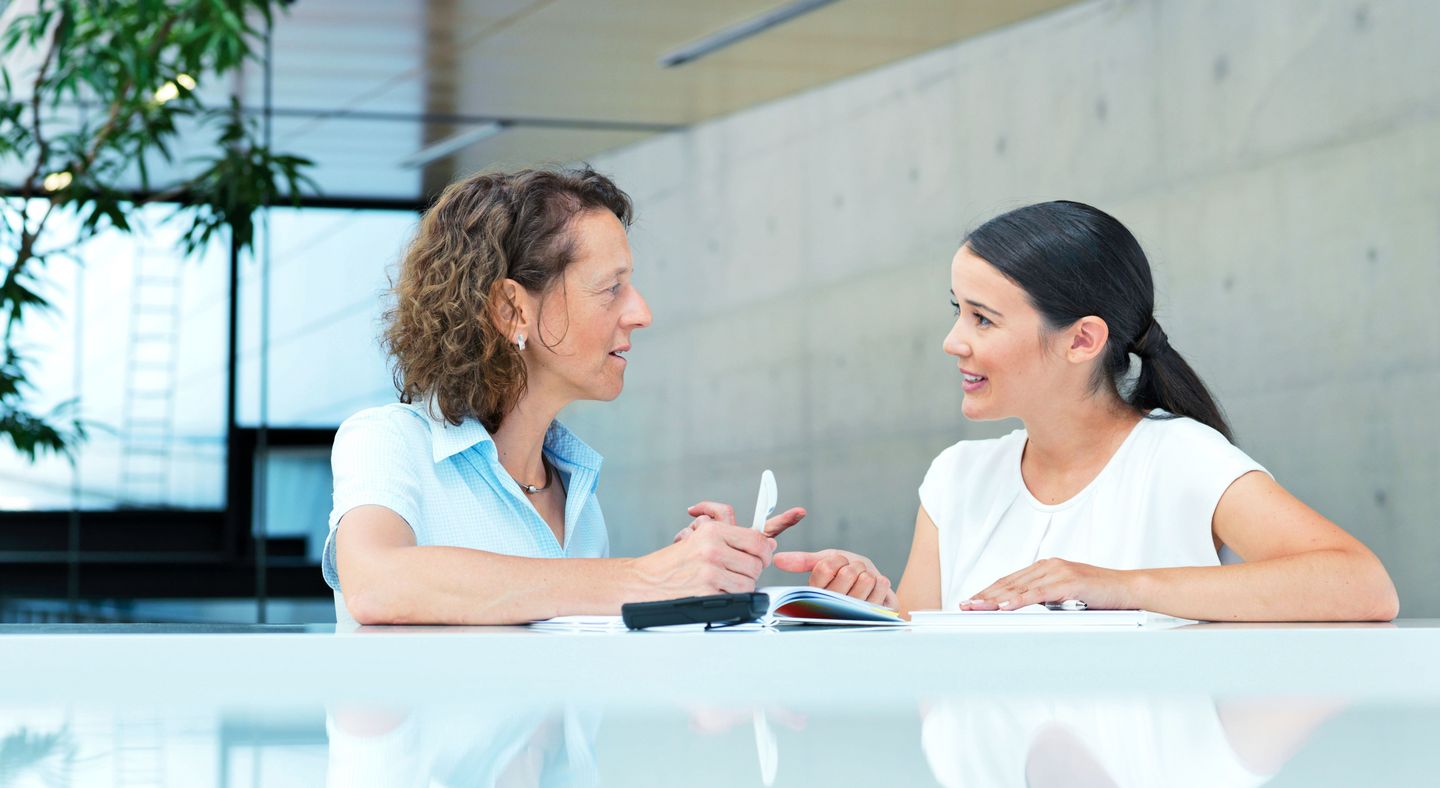 Two female employees at TRUMPF are talking