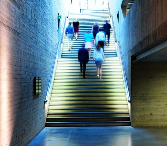 계단을 오르고 있는 TRUMPF 직원들