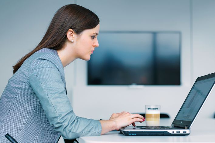 A TRUMPF employee working with a notebook