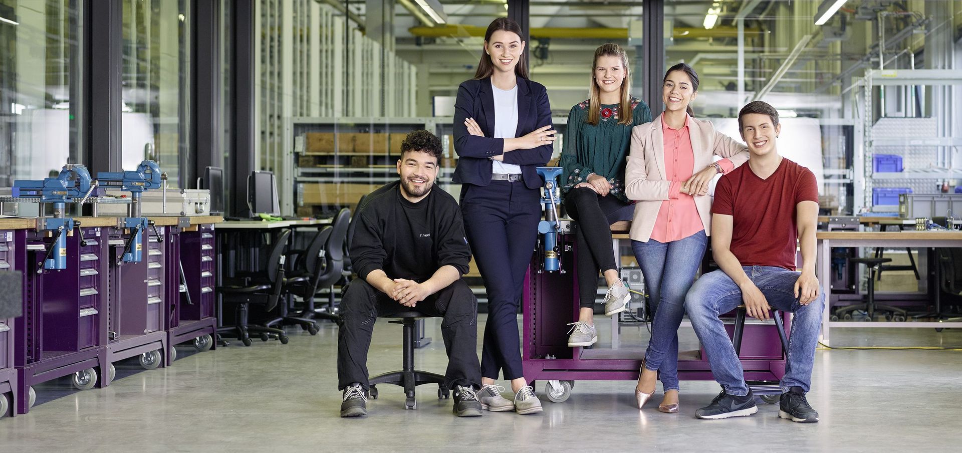 Gruppe von Auszubildenden und Studierenden