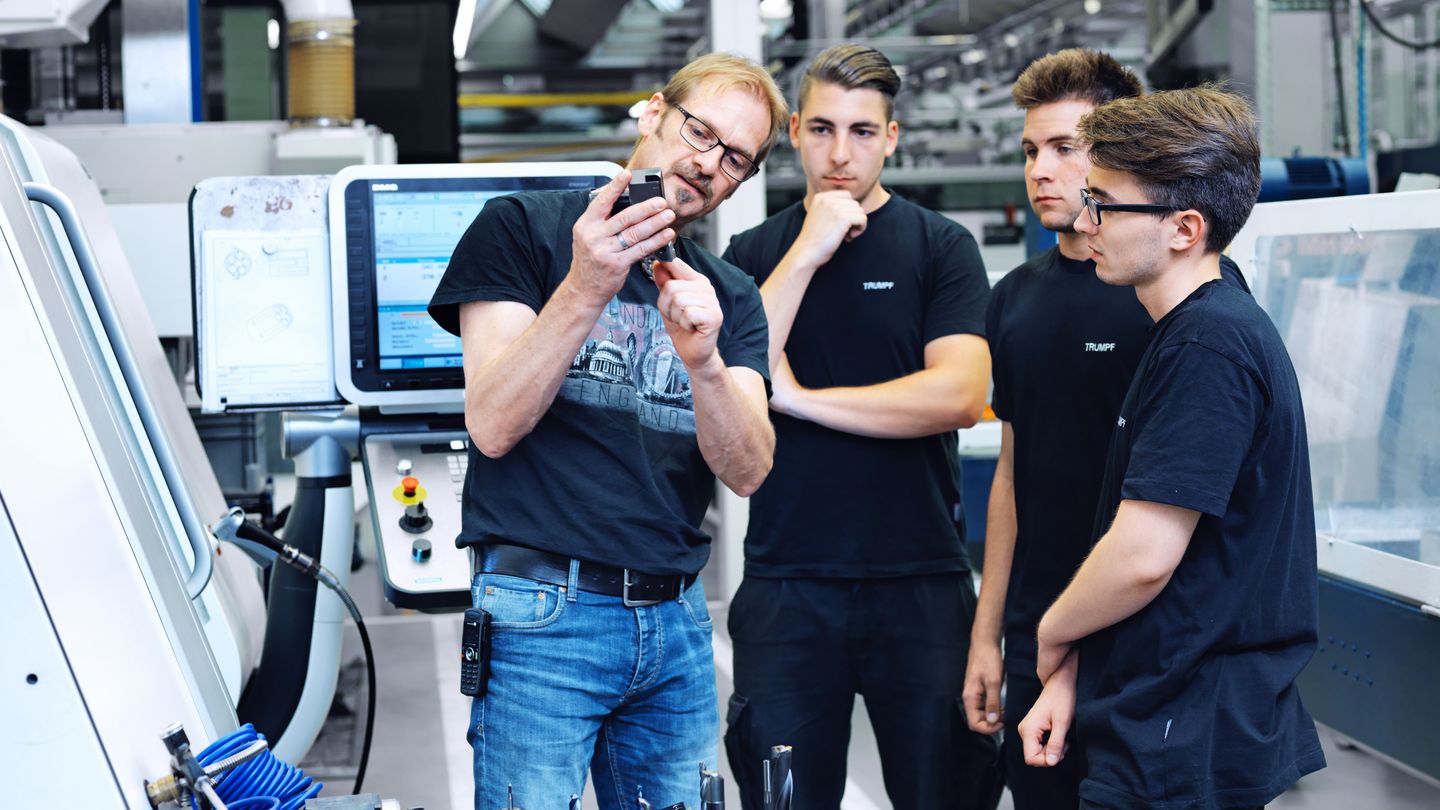 TRUMPF apprentice talking to a trainer