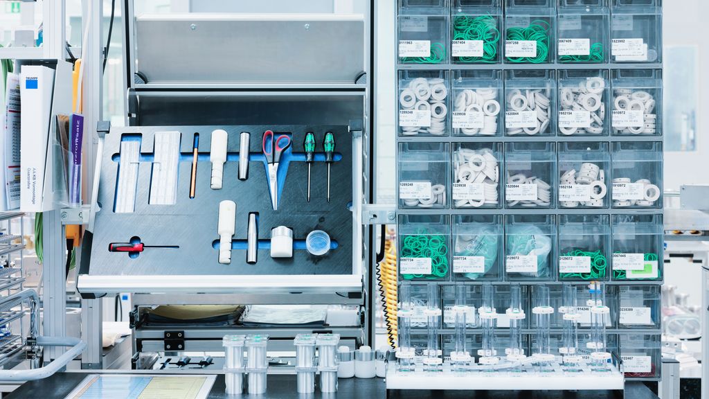 Standardized toolbox at the clean room at the laser resonator assembly at TRUMPF