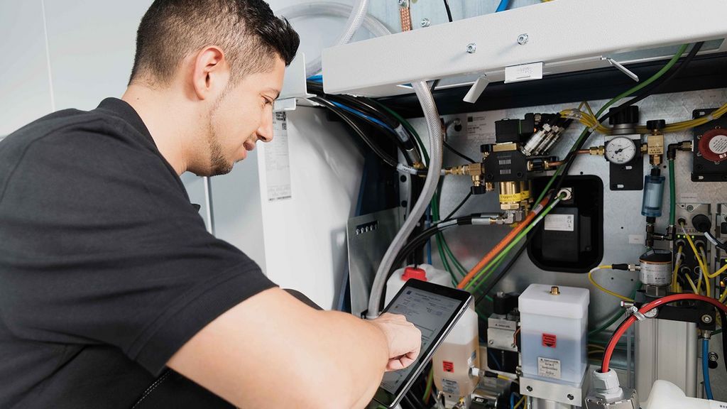 Condition Monitoring, Servicetechniker repariert Maschine