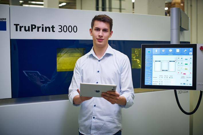 Foto von DHBW-Studierenden vor TruPrint Maschine