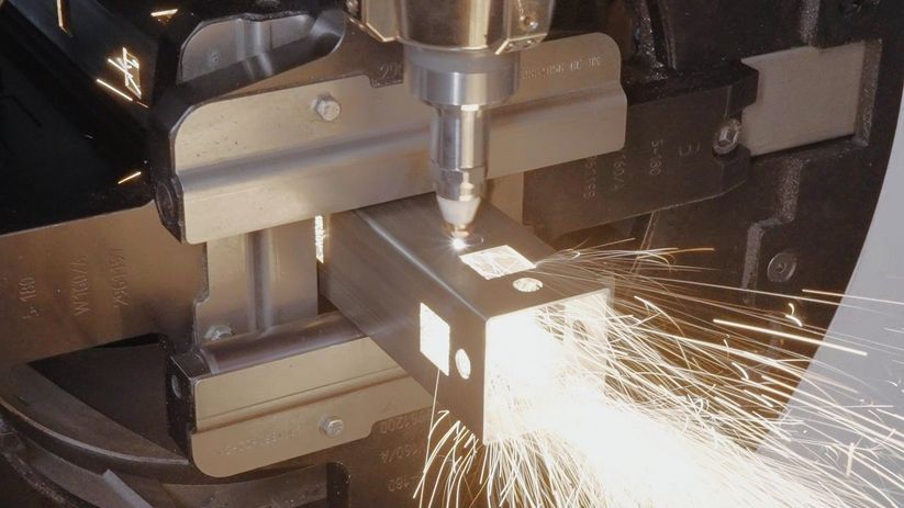 Quadratisches Metallrohr wird mit dem Laser geschnitten