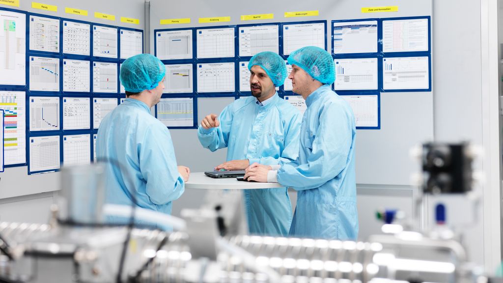 A group of TRUMPF employees having a business meeting in the clean room at the laser resonator assembling