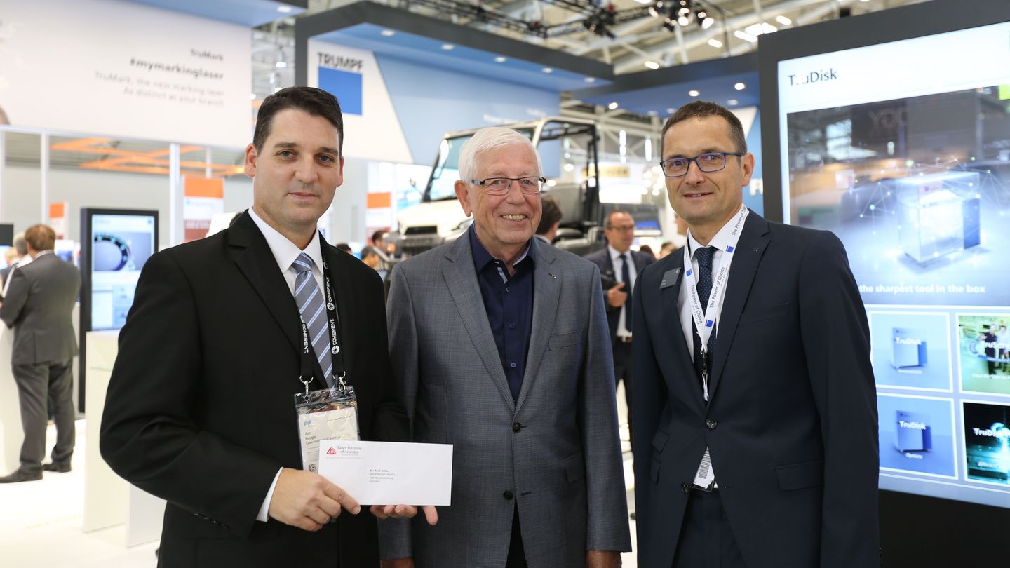 Ehemaliger TRUMPF Geschäftsführer Paul Seiler erfährt vom Schawlow Award im Rahmen der LASER München