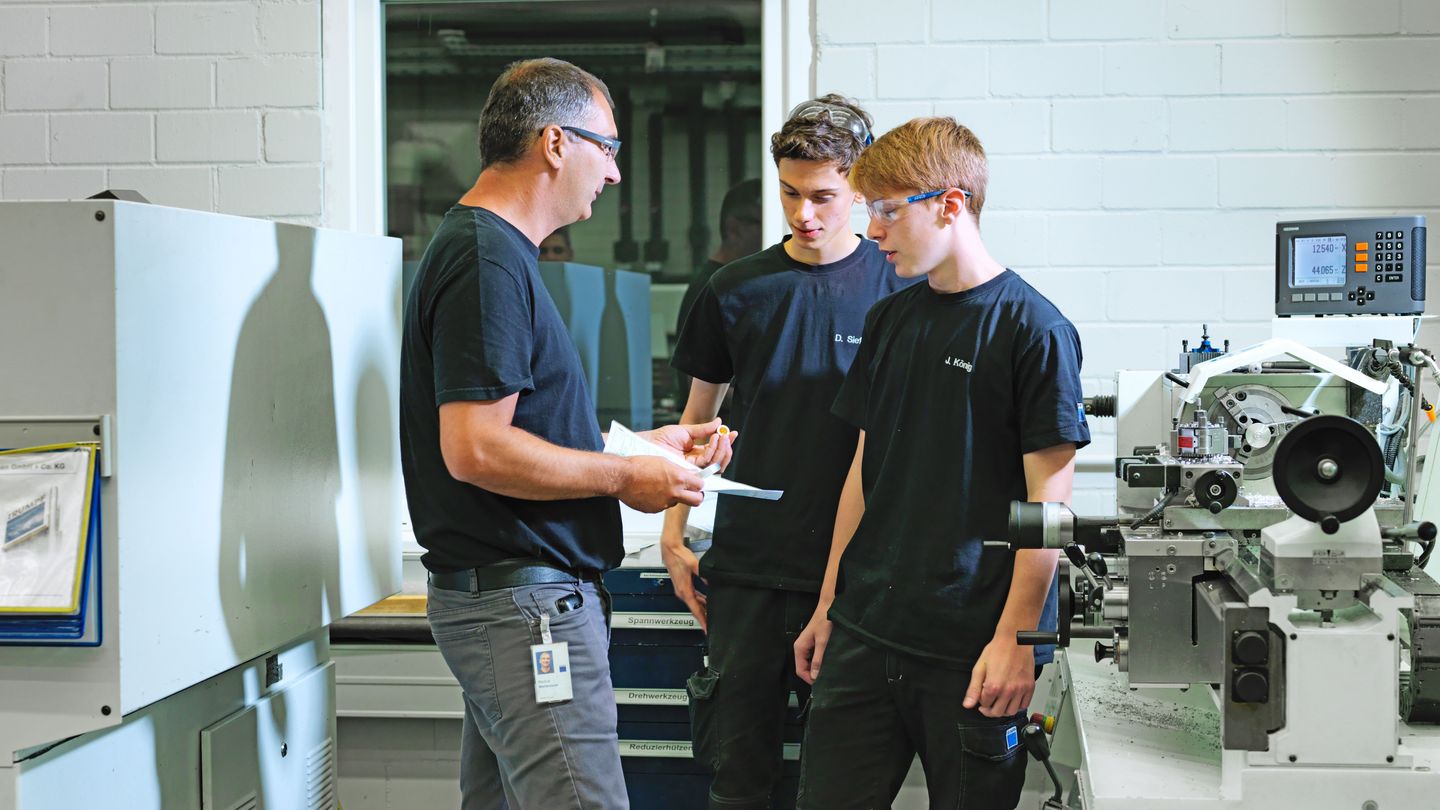 TRUMPF apprentice talking to a trainer