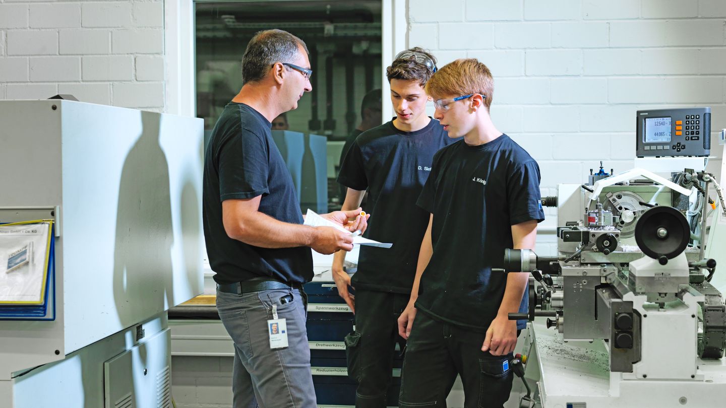 TRUMPF apprentice talking to a trainer