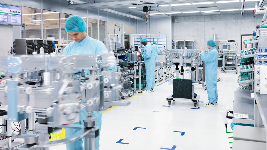 TRUMPF employees working in the clean room at the laser resonator assembling