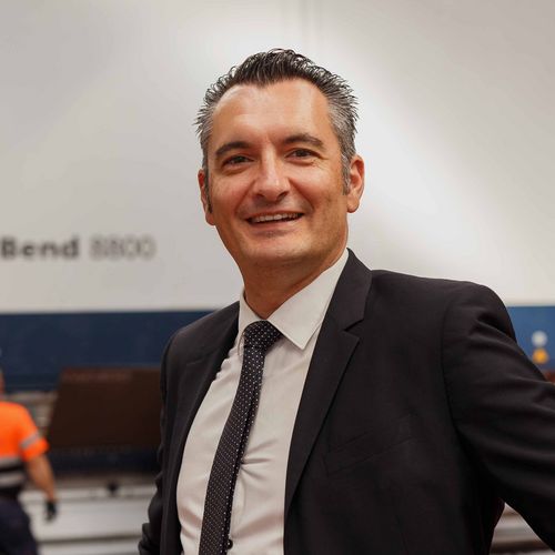 Geschäftsführer vor Maschine