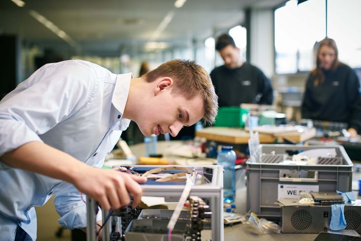 TRUMPF DHBW-Studierender in Lehrwerkstatt