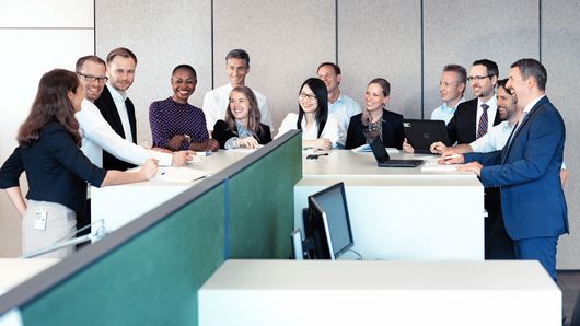 A group of TRUMPF employees are having a meeting