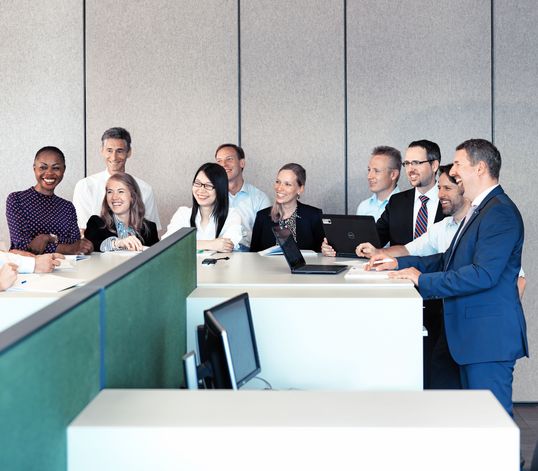 A group of TRUMPF employees are having a meeting