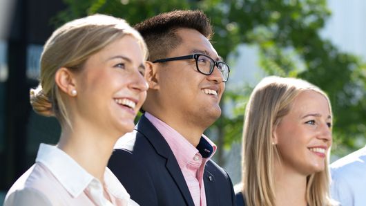 Kollegen von TRUMPF stehen nebeneinander