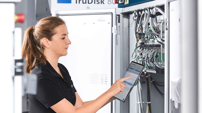 Technikerin beim Maintenance Check