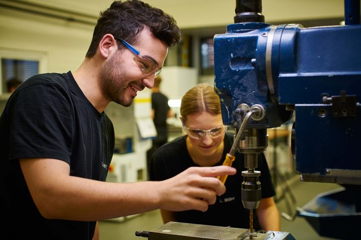 TRUMPF DHBW-Studierender an Maschine