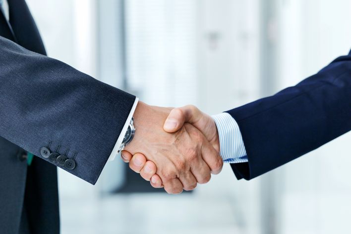 People at TRUMPF shaking hands