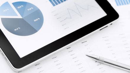 일부 차트를 표시하는 태블릿 모바일 디바이스