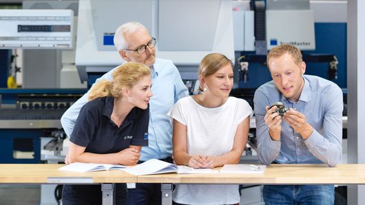 サンプルパーツについて語っているTRUMPF従業員