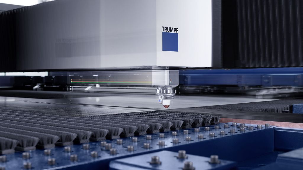 TruLaser Center 7030, Schneidkopf in Aktion