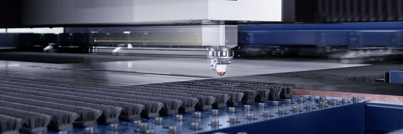 TruLaser Center 7030, řezná hlava v akci