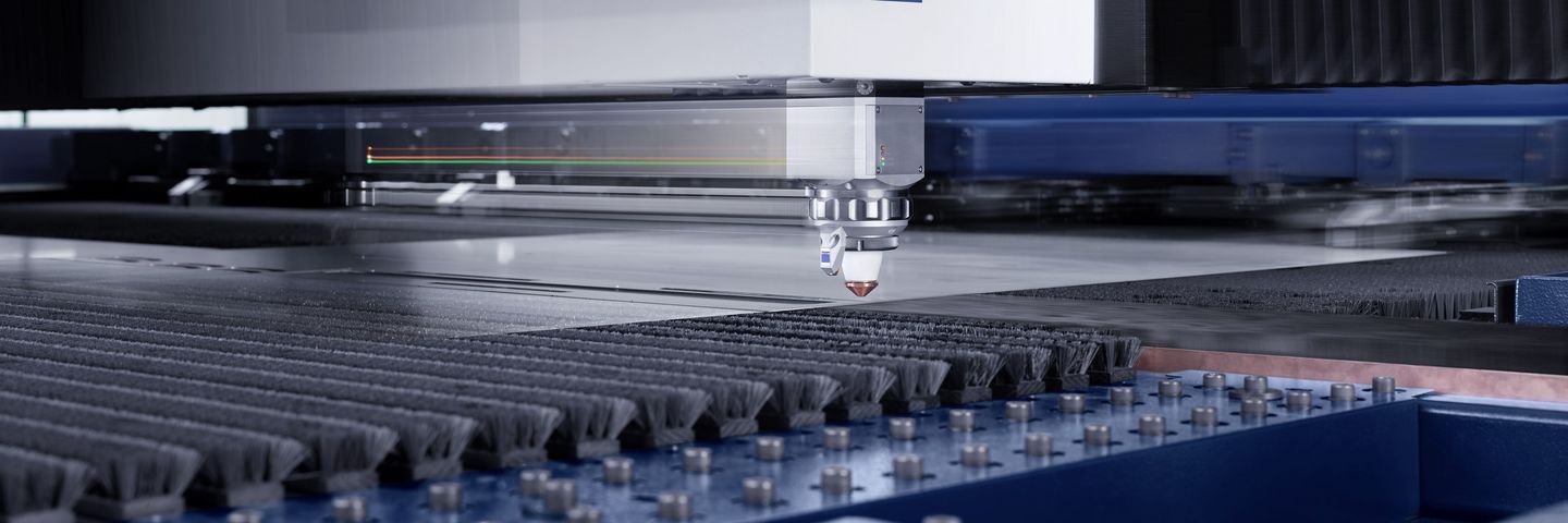 TruLaser Center 7030, Schneidkopf in Aktion