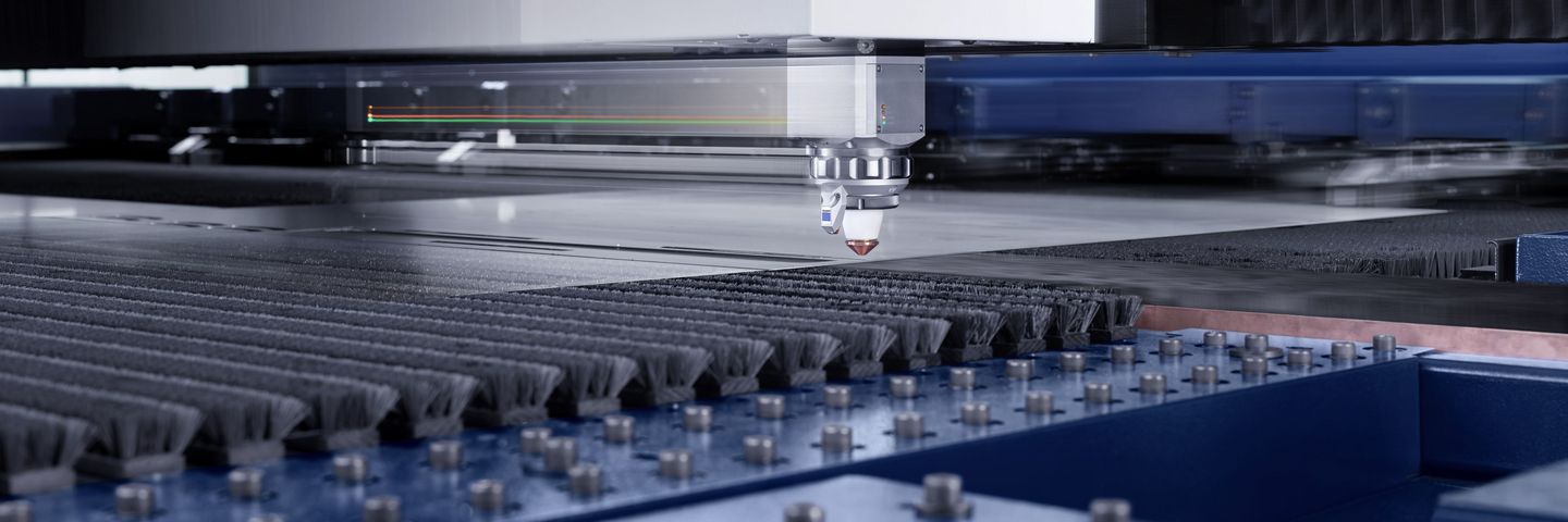 TruLaser Center 7030,切割頭在運行中