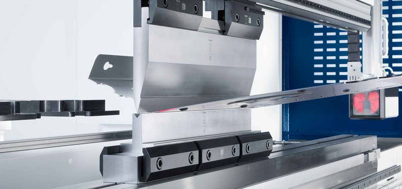 Blech wird mit einem Classic-Style-Werkzeug von TRUMPF auf einer Biegemaschine gebogen