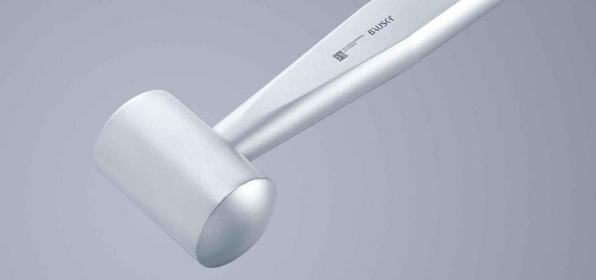 Laserem označený kód UDI na lékařském kladívku, blackmarking TRUMPF se značicím laserem TruMark