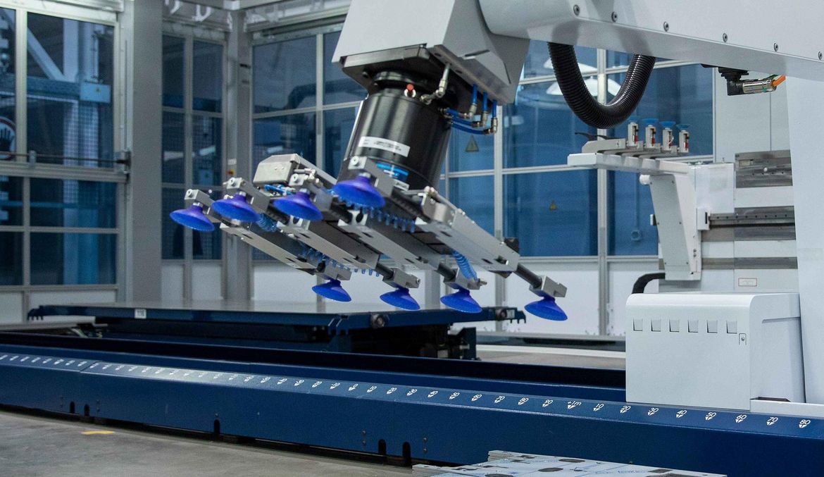 TruBend Cell 5000 with adjustable medium multi-gripper