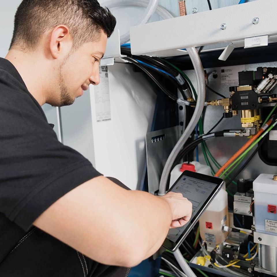 Condition Monitoring, Servicetechniker repariert Maschine